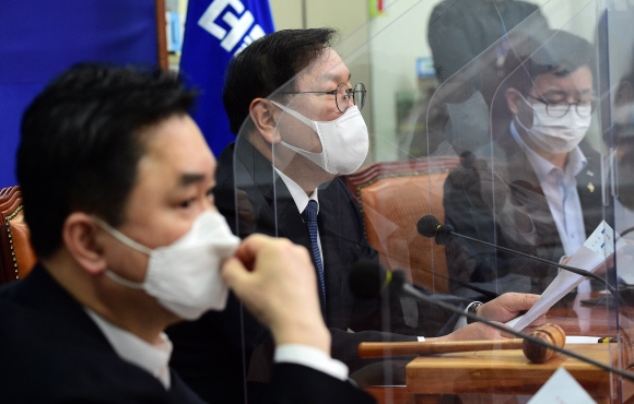 김태년 더불어민주당 원내대표가 2일 국회에서 열린 최고위원회의에서 발언하고 있다. 2020. 12. 2 김명국 선임기자 daunso@seoul.co.kr