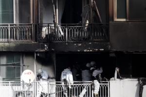 [포토] ‘11명 사상’ 검게 그을린 아파트 화재 현장