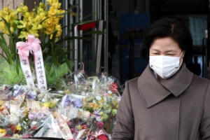 [포토] ‘응원 꽃바구니’ 지나가는 추미애 장관