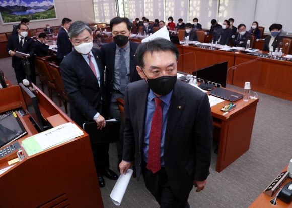 국회 외교통일위원회 국민의힘 김석기 간사와 김기현 의원 등이 2일 서울 여의도 국회에서 열린 외교통일위원회 전체회의에서 남북관계 발전에 관한 법률 일부개정법률안 표결 처리에 반대하며 집단 퇴장하고 있다. 개정안은 군사분계선 일대에서 전단 살포 행위 등 남북합의서 위반행위를 하는 경우 최대 3년 이하 징역, 또는 3천만원 이하 벌금으로 처벌할 수 있게 하는 내용이다. 2020.12.2 연합뉴스