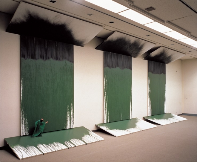 그을음 흔적이 남은 보드와 벽에 페인트를 칠한 1996년 작품 ‘녹의 수난’. 국립현대미술관 제공