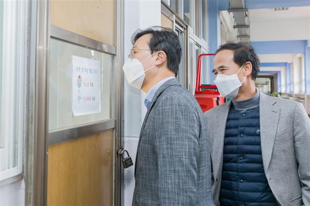 채현일(왼쪽) 영등포구청장이 지난 1일 수능 대비 특별 방역대책 점검에 나서 여의도고등학교 한 교실 내부 방역 조치 상황을 살피고 있다. 영등포구 제공