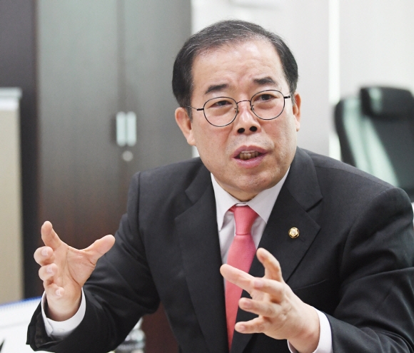 박성중 국민의힘 서울시당위원장은 2일 서울신문과의 인터뷰에서 “여야는 서울시장 보궐선거에 편가르기가 아니라 서울의 미래를 설계하는 후보를 내야 한다”고 밝혔다.  김명국 선임기자 daunso@seoul.co.kr