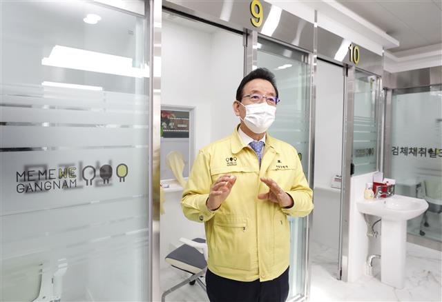 정순균 서울 강남구청장이 지난 1일 문을 연 강남구 스마트 감염병관리센터에서 QR코드를 이용한 검체검사 시스템을 설명하고 있다. 강남구 제공