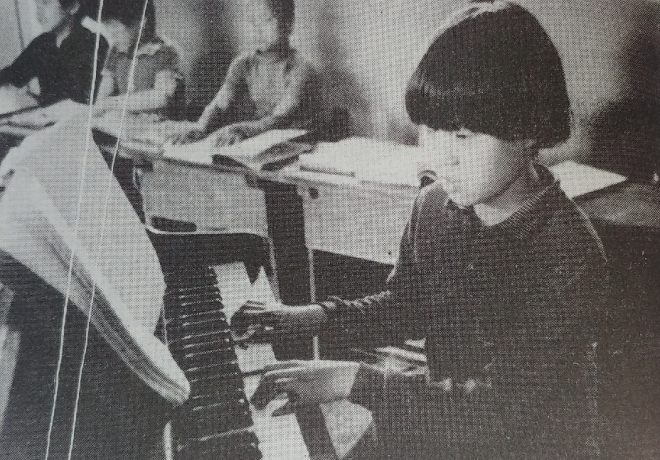 1983년 맹학교 교실에서 반주 중인 11살 송율궁씨 모습. 송혜미자씨 제공 　
