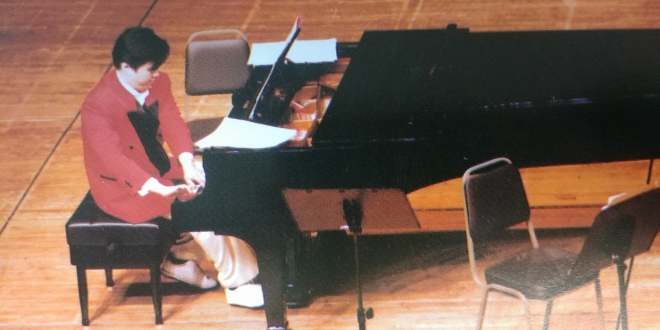 　1995년 서울 호암아트홀에서 프랑스 파리현대음악제 입상곡인 8분짜리 피아노곡 ‘지구의 소리’를 치는 송율궁씨 모습. 송혜미자씨 제공