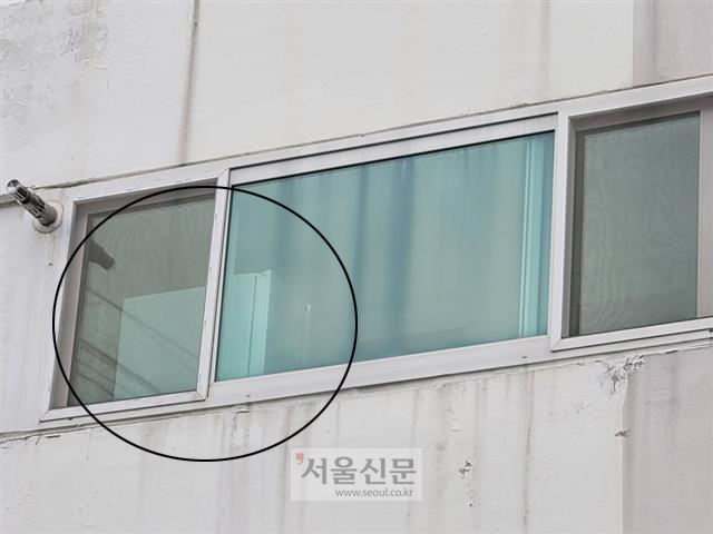유아의 시신이 유기됐던 냉장고(원으로 표시)가 베란다 창문을 통해 보이는 모습. 서울신문 DB