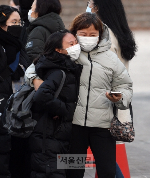 2021학년도 대학수학능력시험이 치러진 3일 시험장인 서울 중구 이화여자외고에서 시험을 마친 한 수험생(왼쪽)이 어머니와 포옹하고 있다.  정연호 기자 tpgod@seoul.co.kr