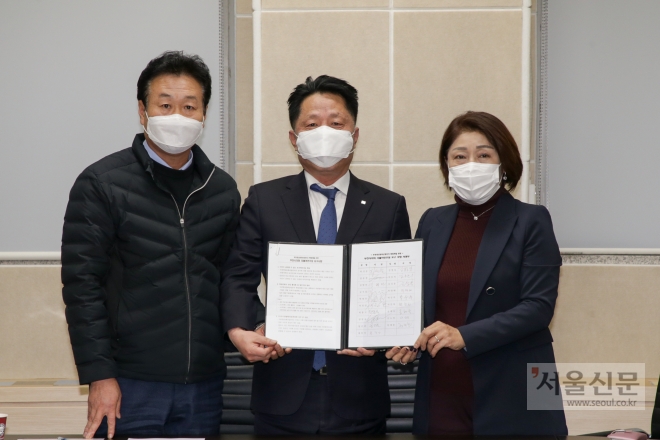 최성운(왼쪽)·임은분(오른쪽) 부천시의회 더불어민주당 의원이 영상문화산업단지 매각 협상에 따른 3대 요구사항을 장덕천 부천시장에게 전달한 뒤 기념사진을 찍고 있다. 부천시의회 제공