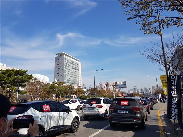 나주혁신도시 이전기관 노조협의회와 주민들이 지난달 16일 광주 서구 치평동 광주시청 앞 도로를 차량으로 점거한 채 SRF 발전소 가동 반대를 촉구하는 시위를 벌이고 있다. 광주시 제공