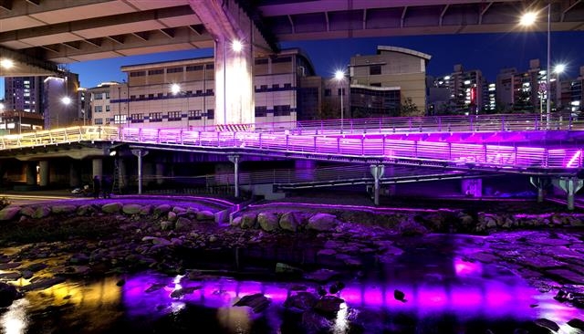 서울 서대문구 홍제천 일부 구간에 생긴 물빛로드에 조명이 켜진 모습. 서대문구 제공