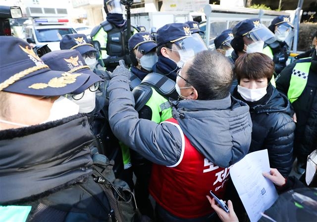경찰에 가로막힌 김재하 민주노총 비대위원장