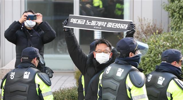 경찰, 민주노총 집회 ‘원천봉쇄’