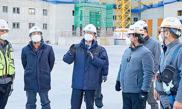 박두용(왼쪽 세 번째) 안전보건공단 이사장이 안전점검을 하고 있다. 안전보건공단 제공