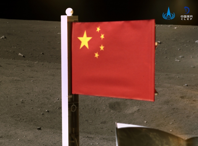 지난달 24일(이하 현지시간) 발사돼 지난 1일 달 표면에 착륙했던 중국의 무인 달 탐사선 창어 5호가 3일 달의 토양과 암석 채취 임무를 완수하고 이륙하기 직전 국기인 오성홍기를 꽂았다. 중국은 미국 우주인 버즈 올드린이 성조기를 처음 꽂고 1972년까지 다섯 개의 성조기를 더 꽂은 뒤 51년 만에 달에 국기를 꽂은 두 번째 나라가 됐다. 중국 국가항천국(CNSA) 제공 EPA 연합뉴스 