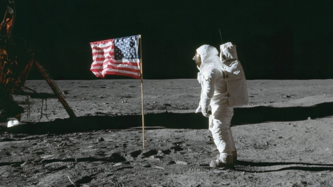 1969년 미국 우주인 버즈 올드린이 미국은 물론 인류 역사상 처음으로 달 표면에 성조기를 꽂은 뒤 바라보고 있다. NASA 제공 자료사진 