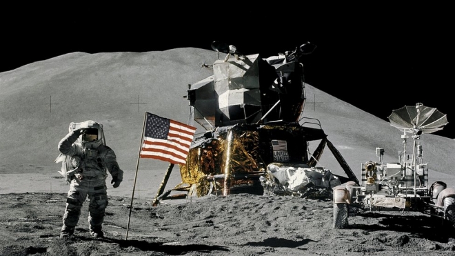 1971년 미국 우주인 제임스 어윈이 성조기를 꽂은 뒤 거수경례를 하고 있다. 로이터 자료사진 