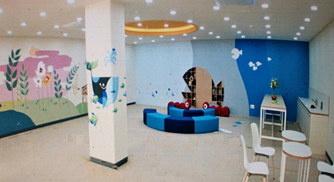 마음을 안정시키는 색상을 사용한 ‘맘스카페’는 상호 연계를 강화하고 동선 효율성을 고려해 부모들이 아이를 돌보며 편리하게 이용할 수 있도록 배려했다. 다용도 활용이 가능한 셀프바를 꾸며 커뮤니티공간을 조성했다.