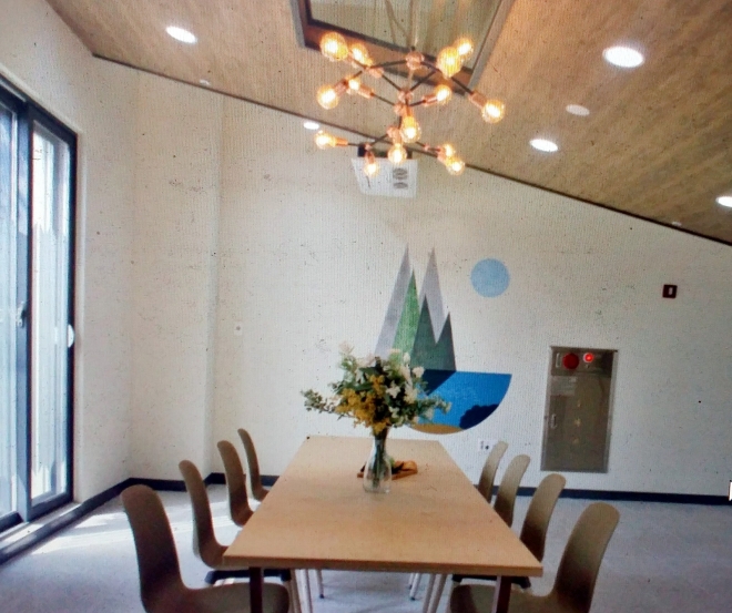 고급스런 샹들리에가 장식된 주민카페 전경. 주거공간 기능뿐만 아니라 삶의 공간인 아파트는 공동체 문화를 늘릴 수 있는 특별한 장소다.   