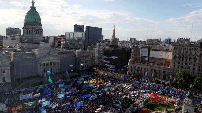 아르헨티나 하원이 코로나19 대응 조치로 격론을 벌인 지난달 의회 건물 앞에서 봉쇄에 반대하는 시민들이 집회를 진행하고 있다. 로이터 자료사진