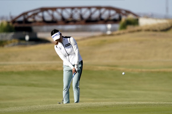 유소연이 7일 미국 텍사스주 콜로니에서 끝난 미여자프로골프(LPGA) 투어 볼러티어스 오브 아메리카 4라운드 2번홀 그린 주변에서 칩샷을 하고 있다. [AFP 연합뉴스]