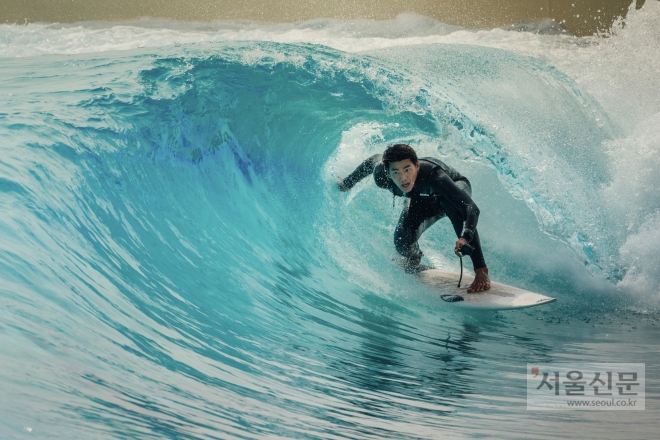 시흥 웨이브파크 인공서핑장에서 남성서퍼가 파도타기를 하고 있다. 시흥시 제공