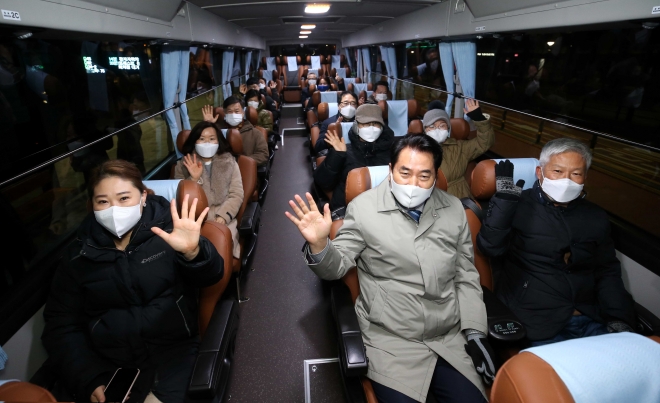 백군기(가운데) 용인시장이 7일 용인에서 첫 운행하는 아곡지구~양재시민의숲 구간 프리미엄버스 시승식을 갖고 있다.  용인시 제공 