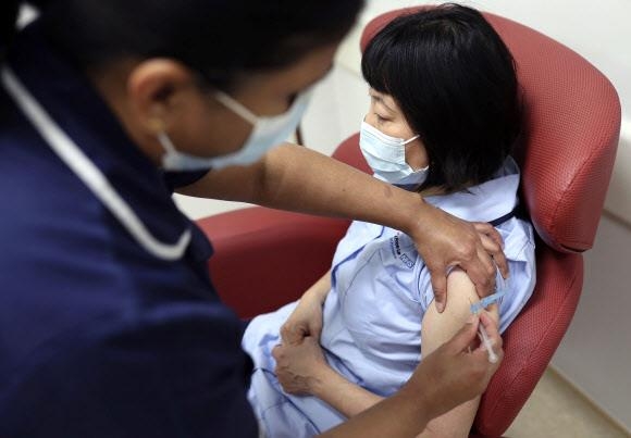 영국 런던의 한 병원에서 4일(현지시간) 코로나19 백신을 시범 접종하고 있다. 런던 AP 연합뉴스
