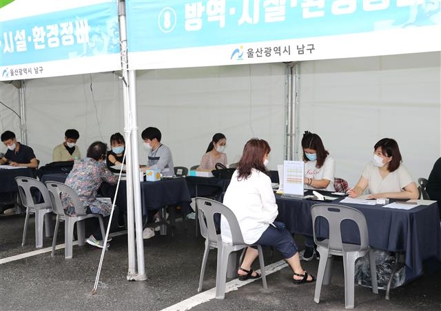 지난 6월 26일 남구청 면접 장소에서 분야별로 면접을 보고 있는 남구 희망 일자리 참가 신청자들.  울산 남구 제공