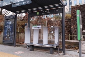 ‘칸막이’ 온돌·‘환기’ 이글루… 서초 버스정류소는 방역 명물