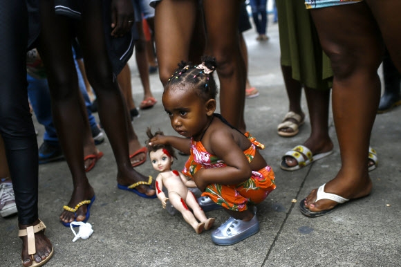 경찰 유탄에 4살·7살 아이들 숨져… 분노한 브라질 