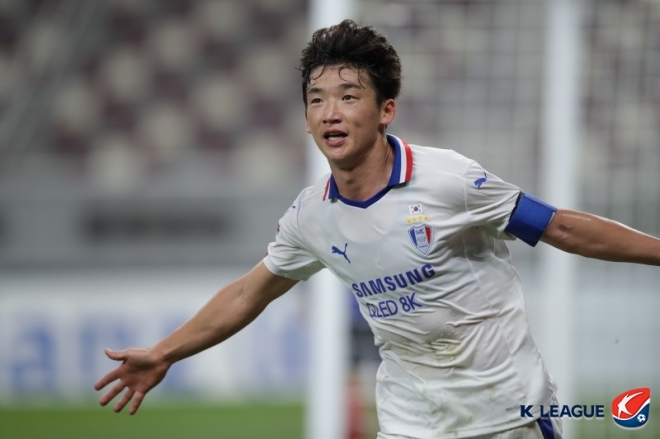프로축구 수원 삼성의 김민우가 8일 새벽 아시아 챔피언스리그 16강전에서 일본 요코하마 마리노스를 상대로 역전골을 뽑아낸 뒤 세리머니를 하고 있다. 한국프로축구연맹 제공