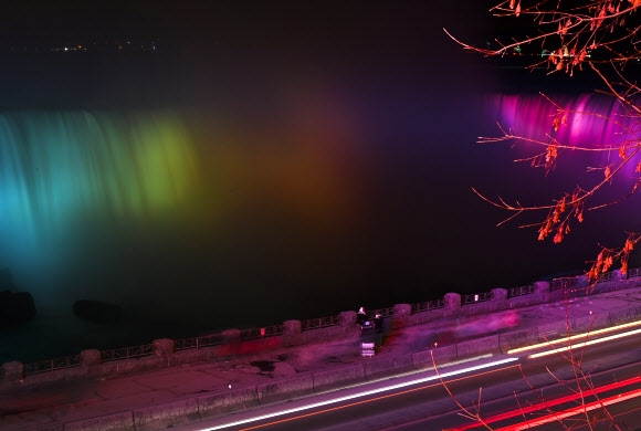 [포토] 빛으로 물든 나이아가라 폭포