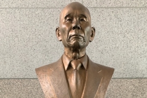 30억원 기부천사의 흉상 방치한 경북 군위군...이래서 되겠습니까