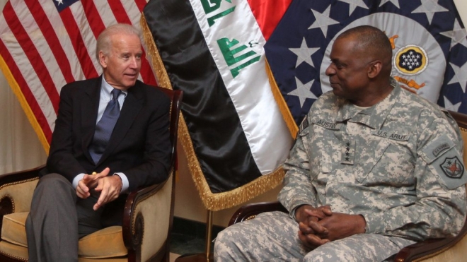 조 바이든 미국 대통령 당선인이 조만간 흑인 최초의 국방장관으로 지명할 것으로 보이는 로이드 오스틴 전 중부군사령관과는 오랜 인연이 있다. 버락 오바마 행정부의 부통령으로 일하던 2011년 이라크에서 오스틴 중부군 사령관과 환담하고 있다. AFP 자료사진 