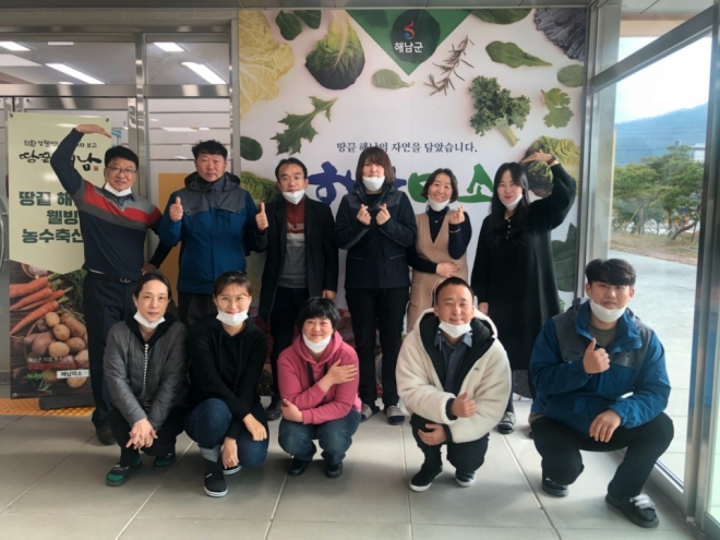 전남 해남군 공무원들이 직접 운영하고 있는 온라인 쇼핑몰 ‘해남미소’가 매출 100억원을 돌파해 관심을 받고 있다. 사진은 관련 업무를 담당하고 있는 유통지원과 통합마켓팅팀 직원들. 