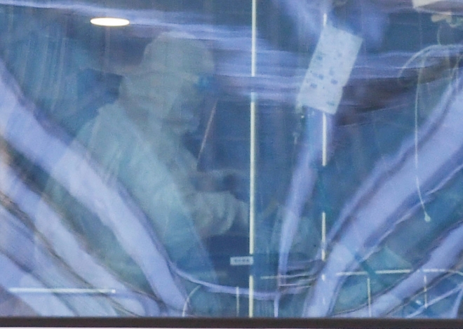 코로나 19 확진자가 계속해서 늘어나는 8일 서울 국립중앙의료원 음압 격리병동에서 의료진의 환자 상태를 확인하고 있다. 2020.12.8 오장환 기자 5zzang@seoul.co.kr