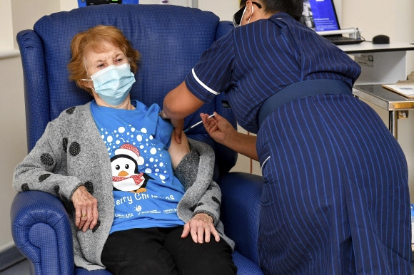 영국서 첫 코로나19 백신 접종받는 90세 할머니