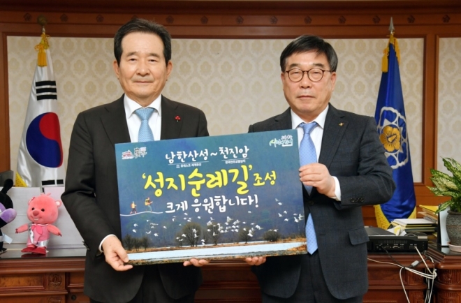 신동헌(오른쪽) 시장이 지난 7일 정부서울청사를 방문한 자리에서 정세균(왼쪽) 총리를 만나 ‘수질보전 특대종합대책 고시 폐지 건의’ 등 주요 현안에 대해 설명하고 국비 지원 등 적극적인 협조를 요청하고 기념사진을 찍고있다. 광주시 제공. 