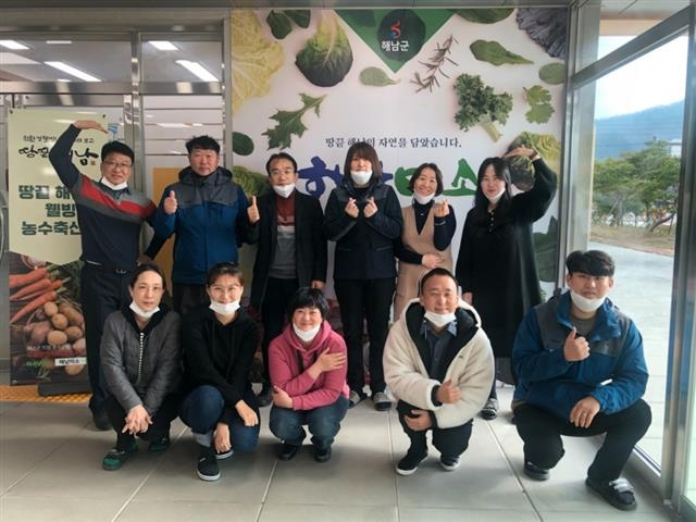 전남 해남군은 8일 김성희(뒷줄 맨 왼쪽) 군 유통지원과 통합마케팅팀장과 직원들이 직접 운영하고 있는 온라인 쇼핑몰 ‘해남미소’의 거래액이 처음으로 100억원을 넘었다고 밝혔다. 사진은 해남미소를 운영하고 있는 해남군의 유통지원과 직원들. 해남군 제공