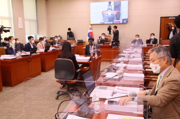 9일 국회에서 법제사법위원회 전체회의가 국민의힘 의원들이 불참한 가운데 30여분 지연 후 개최되고 있다.   2020. 12. 9 정연호 기자tpgod@seoul.co.kr