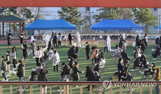 지난 8일 오후 울산시 남구 한 중학교에서 전교생과 교직원을 대상으로 코로나19 전수 검사가 이뤄지고 있다. 연합뉴스.