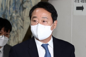 [포토] ‘인보사 의혹’ 이웅열 전 회장 공판 출석