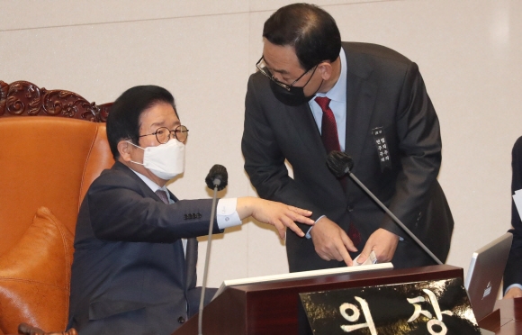 국민의 힘 주호영 원내대표가 9일 국회 본회의 도중 박병석 국회의장석으로 가 여야 합의가 없는 법률안에 대해 표결 연기를 요청하고 있다.2020. 12. 9 정연호 기자tpgod@seoul.co.kr