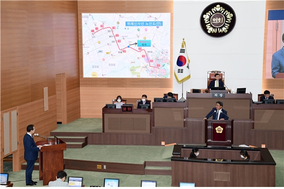 홍성룡 의원이 6월 15일 서울시의회 제295회 정례회 시정질문에서 박원순 시장에게 위례신사선 ‘삼전역’ 추가 신설을 촉구하고 있다.