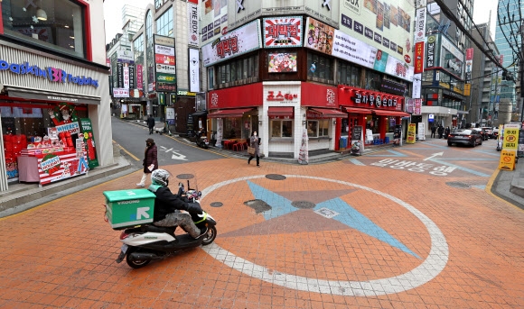 오토바이 소리만… 적막한 강남역 