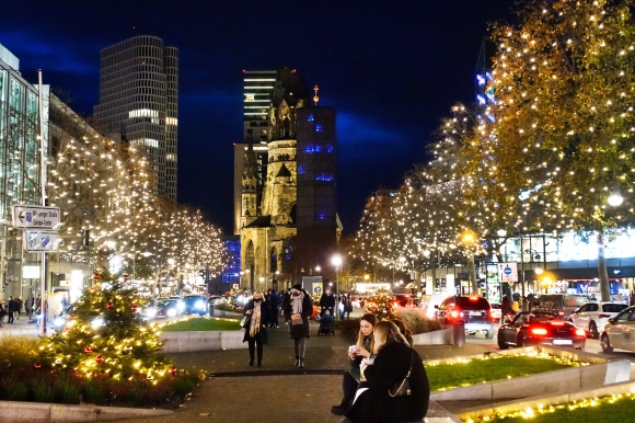 베를린 시내 카이저 빌헬름 교회로 가는 길을 밝히고 있는 아름다운 트리 조명. 부근에 크리스마스 마켓이 작게나마 열려 나름 연말 분위기를 느낄 수 있다.