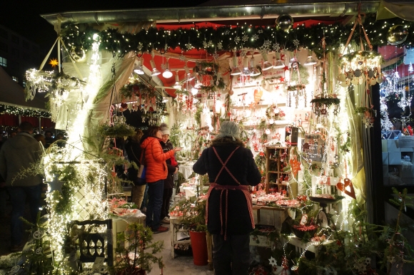 크리스마스 마켓의 상인들은 저마다 자부심을 갖고 가게를 꾸민다. 동심의 세계로 안내하는 아름다운 가게들이다.