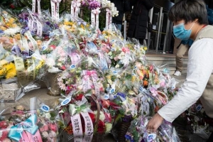 윤석열 징계위…추장관 응원 꽃은 건물앞, 윤총장 화환은 도로가