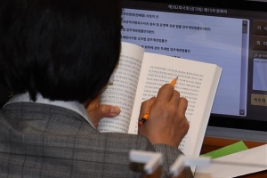 추미애, 1년경력 전 검사가 쓴 책서 ‘윤석열의 검란’ 줄쳐